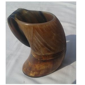 Chopes en corne avec couvercle et intérieur lisse, écologiques, assurant une expérience de dégustation confortable pour les amateurs de bière, de bière artisanale, de cidre et de miad. - Product Image 3