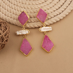 Pendientes Colgantes de Bisutería Elegante con Bisel Geométrico de Druzy Rosa y Latón Chapado en Oro, Hechos a Mano, Ideales para Bodas y Fiestas - Product Image 1