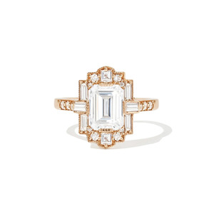 Anillo de Compromiso de Diamante Cultivado en Laboratorio con Corte Esmeralda en Oro Amarillo de 14K, Estilo Art Deco de Lujo - Product Image 3