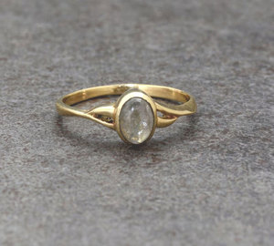 Bague artisanale en laiton plaqué or 18 carats avec labradorite ovale minimaliste sertie clos, style bohème vintage, pierre naturelle pour femme - Product Image 3
