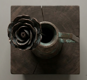 Vase de table en cuivre fait main, pichet décoratif en métal industriel avec poignée - Product Image 2