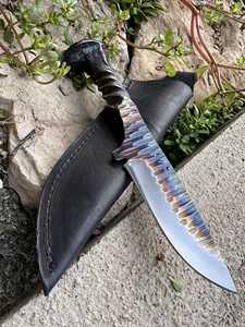 Cuchillo utilitario de acero de Damasco SHARP POINT TRADES con hoja de punta curva, filo recto, mango de madera y funda de cuero vacuno, 6.7 pulgadas de longitud total - Product Image 5