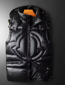 เสื้อกั๊กพัฟเฟอร์แบบมีฮู้ดบุใยกันลมสำหรับผู้ชาย สีดำ เงางาม ระบายอากาศได้ดี เหมาะสำหรับฤดูหนาวและกิจกรรมกลางแจ้ง  รับผลิตตามแบบ OEM - Product Image 6