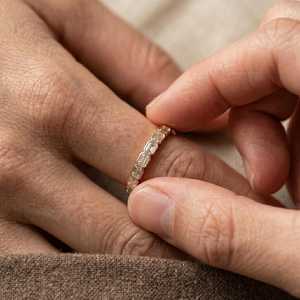 Anillo de eternidad completo con diamantes de corte esmeralda moderno, cultivados en laboratorio, con oro sólido de 14K, para boda, fiesta o regalo para ella. - Product Image 3