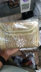 Bolso de Mano de Diseño con Madreperla Real, Cadena Metálica Extraíble y Trabajo Artesanal en Conchas - Product Image 4