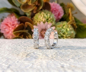 Pendientes de Aro Huggie de Lujo con Diamante Cultivado en Laboratorio de Corte Brillante Redondo de 1.20Ct, Certificado IGI, para Mujer, Oro Blanco Real de 14K - Product Image 3