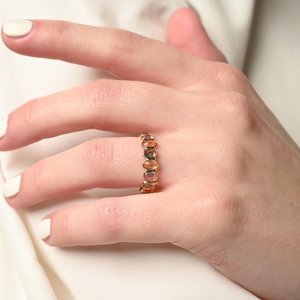 Bague d'éternité en or jaune 18 carats avec saphirs multiples - Bague de mariage ajustable sertie à griffes - Product Image 3