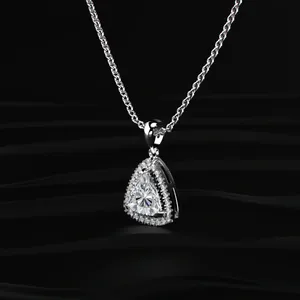 Pendentif halo en or blanc 14 carats avec diamant de laboratoire taille trilune clarté VVS, certifié IGI, couleur D-E - Product Image 2