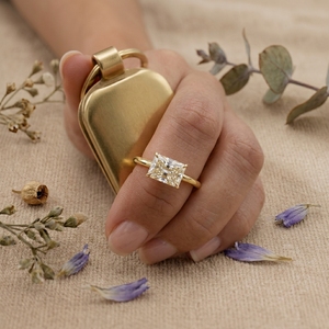 Bague de fiançailles minimaliste en or 14K 18K avec diamant solitaire taille princesse et bande fine pour femme - Product Image 6