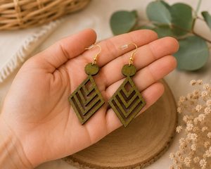 Boucles d'oreilles géométriques en bois avec crochets dorés, forme losange vert olive, apprêts de bijoux fantaisie pour la création et les accessoires - Product Image 3