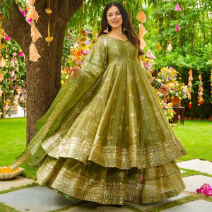 Kritva Modisches Stilvolles Blumenmuster Schwerer Französischer Krepp Sharara Set mit Dupatta für Damen - Knielang, Reguläre Passform, Recycelt, für Hochzeit und Diwali - Product Image 1