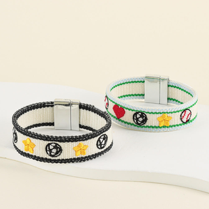 Bracelet artisanal brodé à la main, style folklorique, ethnique, en fil. - Product Image 3
