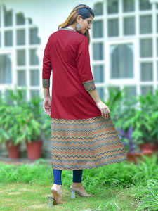 ชุดคุर्ตาทรงเอสำหรับผู้หญิง สีแดงเลือดหมู ผ้าเรยอนและผ้าฝ้ายแคมบริค พิมพ์ลายซิกแซก คอจีน แขนสามส่วน เหมาะสำหรับสวมใส่ทั่วโลก - Product Image 3