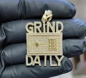 จี้สร้อยคอรูปตู้เซฟ Iced Grind Daily Safe Box เงินแท้ชุบทอง 14K ประดับเพชรโมอิสซาไนต์ สไตล์ฮิปฮอป น้ำหนัก 25 กรัม เพชร Tishya - Product Image 6