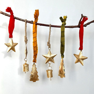 Adornos Colgantes Hechos a Mano en Oro con Estrellas, Árboles y Campanas con Cintas de Tela Coloridas, Decoración Festiva para el Hogar - Product Image 4