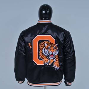 Veste de sport en satin noir respirant de haute qualité pour hommes, avec boutons-pression orange et patch brodé Sport Tigers sur le bas - Product Image 4