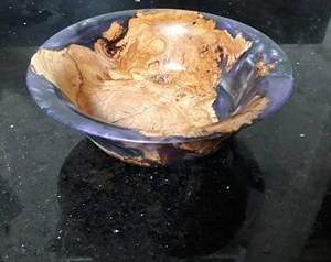 Bol artisanal en résine époxy et bois, avec texture rustique en bois et revêtement en résine brillante pour une présentation artistique sur table. - Product Image 2