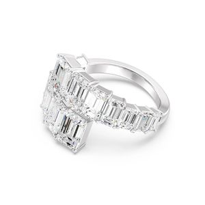 แหวนเพชรทรงเอเมอรัลด์คัทที่เพาะเลี้ยงในห้องปฏิบัติการสุดหรู - Product Image 4