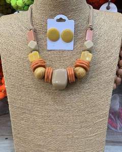 Hermoso collar de cuentas de resina con cuentas coloridas hechas a mano, ideal para realzar atuendos diarios con elegancia y estilo moderno. - Product Image 5