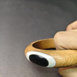 Brazalete de madera natural de estilo étnico con incrustaciones de resina ovalada en blanco y negro — Brazalete tribal geométrico, duradero y ecológico - Product Image 3