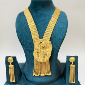 MOLL JEWELLERS - Juego de collar de lujo de aleación chapado en oro de 24 quilates para boda, con colgante de borlas en capas, pendientes a juego y anillo de circonita - Product Image 1