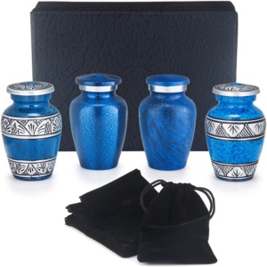 Ensemble de 4 petites urnes commémoratives bleues assorties pour cendres humaines |   Mini urnes funéraires pour cendres, quatre sacs de transport en velours, entonnoir en papier - Product Image 1