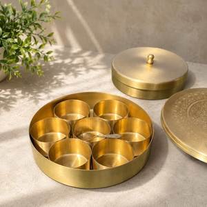 Boîte à épices en laiton avec 7 bols, couvercle gravé, Masala Dabba, durable, écologique, récipient de stockage pour herbes et épices, compatible lave-vaisselle et four - Product Image 2