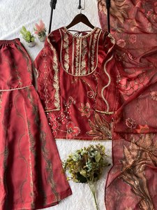 Ensemble haut et sharara en organza doux de qualité supérieure rouge, avec broderie de sequins et travail de miroirs réels, idéal pour les mariages et les fêtes, accompagné d'un dupatta. - Product Image 1