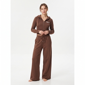 Ensemble décontracté pour femme : Sweat-shirt court marron personnalisé avec fermeture éclair et pantalon de survêtement large empilé - Product Image 5