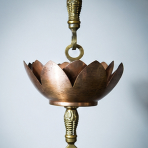 Chaîne de pluie décorative en cuivre artisanal en forme de lotus pour gouttière extérieure, jardin, maison, patio - Product Image 6