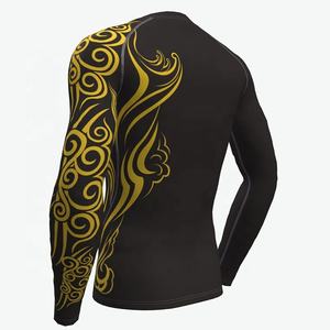 Camiseta de Compresión de Manga Larga para Hombre, Negra con Estampado Tribal Dorado, de Secado Rápido, Spandex y Poliéster - Product Image 2