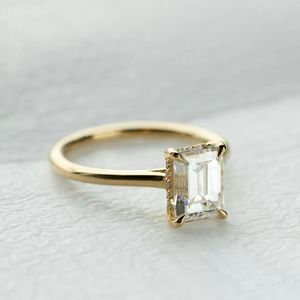 Bague de fiançailles et de mariage en or jaune 14 carats avec diamant de laboratoire taille émeraude 3 carats, certifié IGI, luxe, pour soirée - Product Image 1
