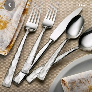 Ensembles de couverts modernes de luxe réutilisables en acier inoxydable 2025 pour mariages et cadeaux d'affaires avec manche martelé et finition mate - Product Image 1