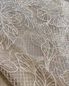 Tissu en dentelle maille premium brodé de sequins floraux carrés en gros pour robes de soirée, robes de mariée et tenues africaines de créateur - Product Image 4