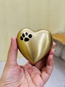 Urne funéraire pour animaux de compagnie en forme de cœur argenté avec empreintes de pattes jaunes, design personnalisable, souvenir de crémation - Product Image 4