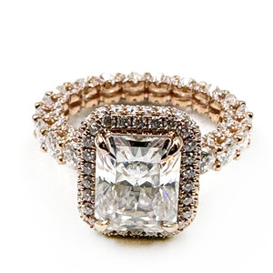 Anillo de Eternidad de Oro Rosa de 14K con Diamantes Cultivados en Laboratorio Certificados por IGI, Corte Brillante, con Moissanita Lateral, Marca RB Gems - Product Image 1