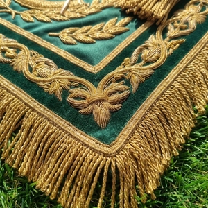 Delantal Masónico de Cuero Verde de Lujo con Bordado Dorado, Compases Cuadrados 3D Cosidos, Ribete de Flecos y Distintivo Personalizado - Product Image 5
