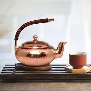 Théière en métal de luxe, accessoire de service haut de gamme pour les espaces de repas modernes - Product Image 1