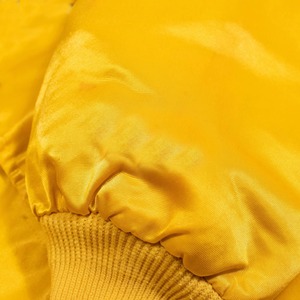 เสื้อแจ็คเก็ตวาร์ซิตี้สีเหลืองสำหรับผู้ชาย ผ้าโพลีเอสเตอร์ซาตินสีพื้น คอตั้ง ทรงปกติ สไตล์ลำลองสำหรับฤดูใบไม้ร่วง ติดกระดุม - Product Image 4