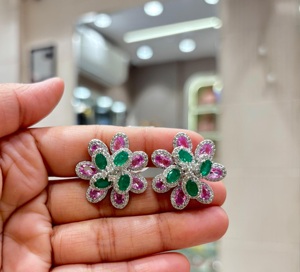 Pendientes de botón de diseño elegante y moderno con circonitas chapadas en plata de latón de primera calidad, con un brillo deslumbrante, para mujer, estilo boda, a la moda. - Product Image 3