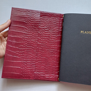 Agenda Personalizada Color Borgoña con Textura de Cocodrilo, Cuaderno de Viaje de Cuero Vegano, Insertos Personalizados, Diario Recargable - Product Image 4