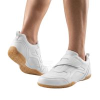Chaussures de karaté jaunes monochromatiques à profil bas, réglables, avec sangle de fixation au milieu du pied, chaussures de performance pour la pratique du karaté