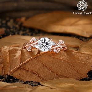 Anillo de Compromiso de Plata y Oro Amarillo con Moissanita para Mujer Charm_Jewells, Corte Cojín, Clásico Romántico, Engaste de Garras, Certificado IGI - Product Image 3