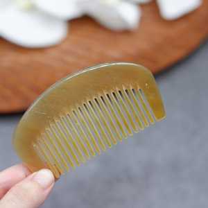 Peines de Cuerno de Vaca Pulidos con Dientes Lisos, Ecológicos, Hechos a Mano, Diseño Moderno para Uso Doméstico a un Precio Muy Económico - Product Image 1