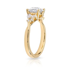 Bague de fiançailles en diamant de laboratoire taille ronde 1,80 carat, or jaune, pierres latérales marquise, bijoux fins de mariage, vente en gros - Product Image 2
