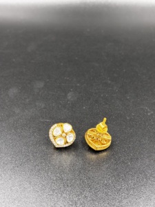 Boucles d'oreilles clous pour soirée, motif floral, serties de polki et de diamants américains, plaquées or - Product Image 3