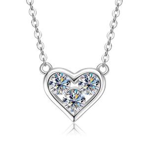 Collier Pendentif Cœur AMBER JEWELS Unisexe en Argent 925 Plaqué Moissanite Taille Brillant avec Sertissage Ouvert et Chaîne Classique à Maillons - Product Image 1