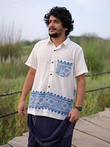 Camisa de Manga Corta de Algodón con Estampado Artesanal para Hombre, Blanca e Índigo con Estampado Dabu, Prenda Casual de Verano con Cuello y Botones - Product Image 1