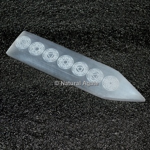 Vente en gros de baguettes de sélénite gravées avec les symboles des sept chakras, de haute qualité, écologiques et naturelles, pour la guérison par le Reiki. - Product Image 6