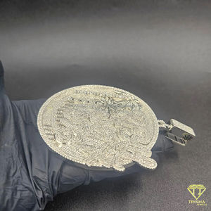 Pendentif rond de luxe en diamant avec motif palmier, style hip-hop, bijou statement glacé - Product Image 4